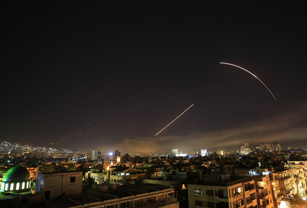 Срещу американските ракети в нощното небе над Дамаск на 14 април бяха пуснати прехващачи на сирийската ПВО. Снимка: El Pais