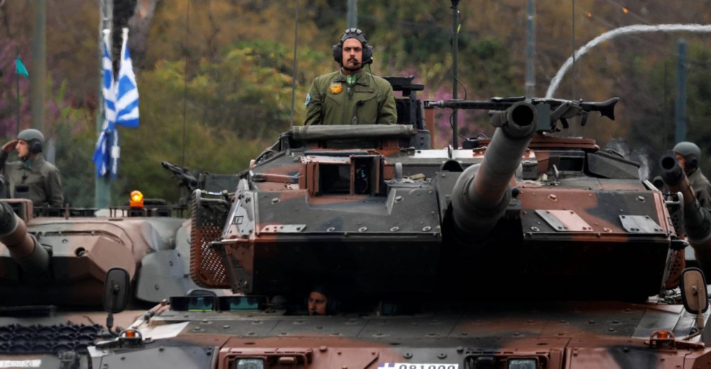 Българските магистрали, мостове и тунели дали ще издържат, примерно, на тези гръцки танкове? Снимка: El Pais