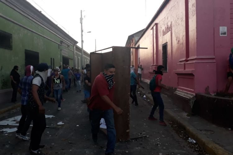 Опустошаването и разграбване на офиси също влиза в арсенала на протестиращите. Снимка: Resumen Latinoamericano
