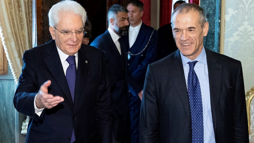Президентът Серджо Матарела (вляво)и кандидатът му за служебен премиер Карло Котарели. Снимка: Giornale di Sicilia