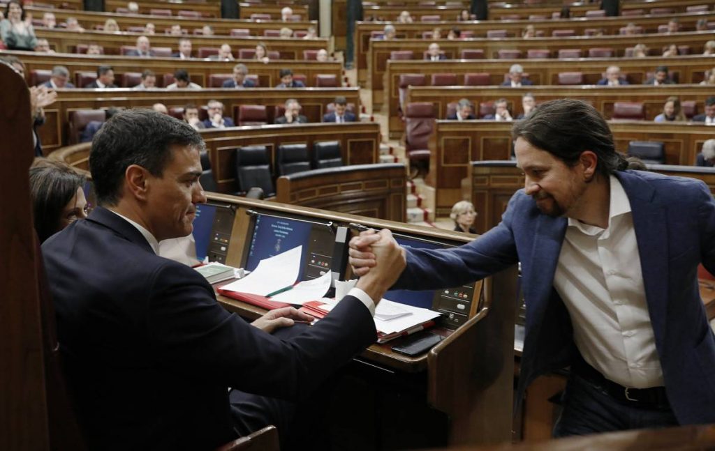 Лидерът на испанските социалисти Педро Санчес (вляво) и водачът на "Подемос" Пабло Иглесиас. Снимка: El Pais
