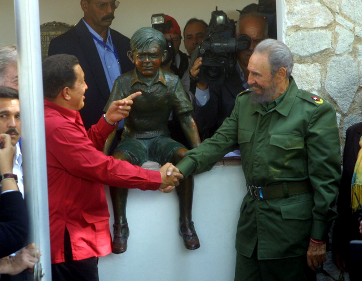 Уго Чавес и Фидел Кастро си стискат ръцете пред бронзовата фигура на малкия Ернесто в къщата музей в Алта Грасия по време на посещението им там през 2006 г. Снимка: cubadebate