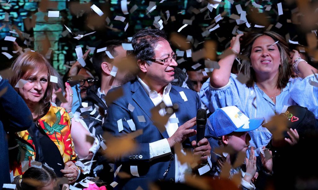 В следизборната нощ Густаво Петро (в средата) и съидейниците му празнуваха като победители подкрепата на 8 милиона избиратели. Снимка: El Pais
