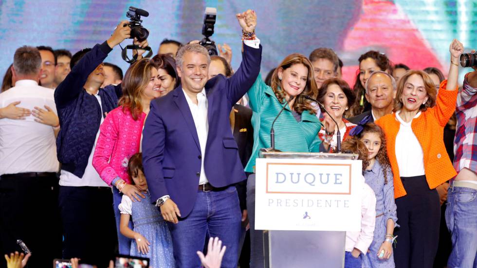 Иван Дуке (в средата) получи победа, гарантирана с целия мощен ресурс на обединената десница. Снимка: El Pais