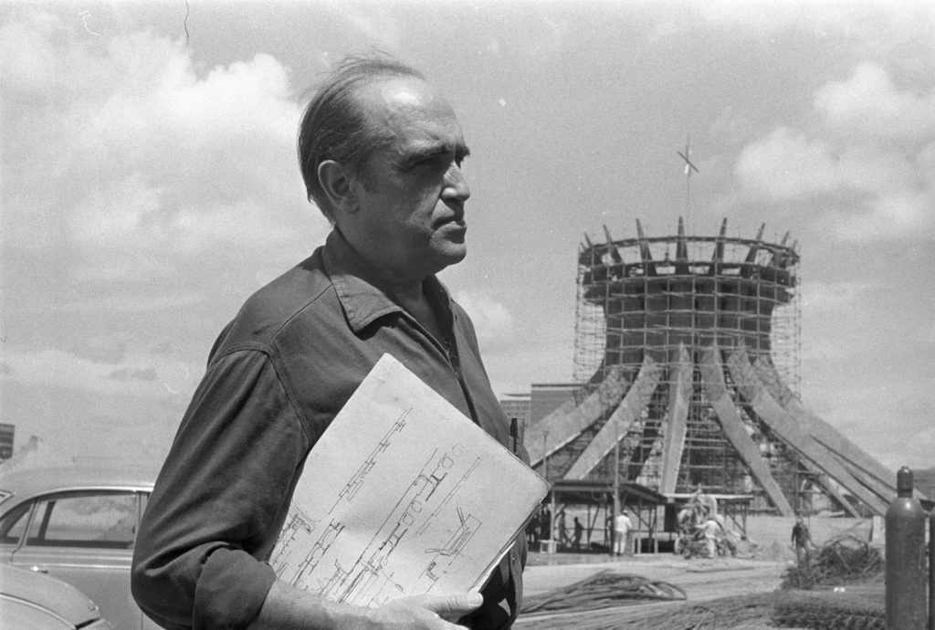 Оскар Нимайер, създателят на столицата Бразилия, пред строящата се там катедрала. Снимка: CAU/BR