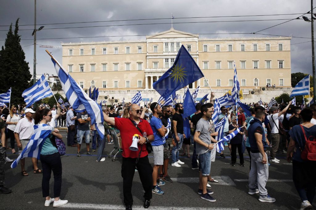 Демонстранти в центъра на Атина в събота негодуват срещу името Северна Македония. Снимка: EFE