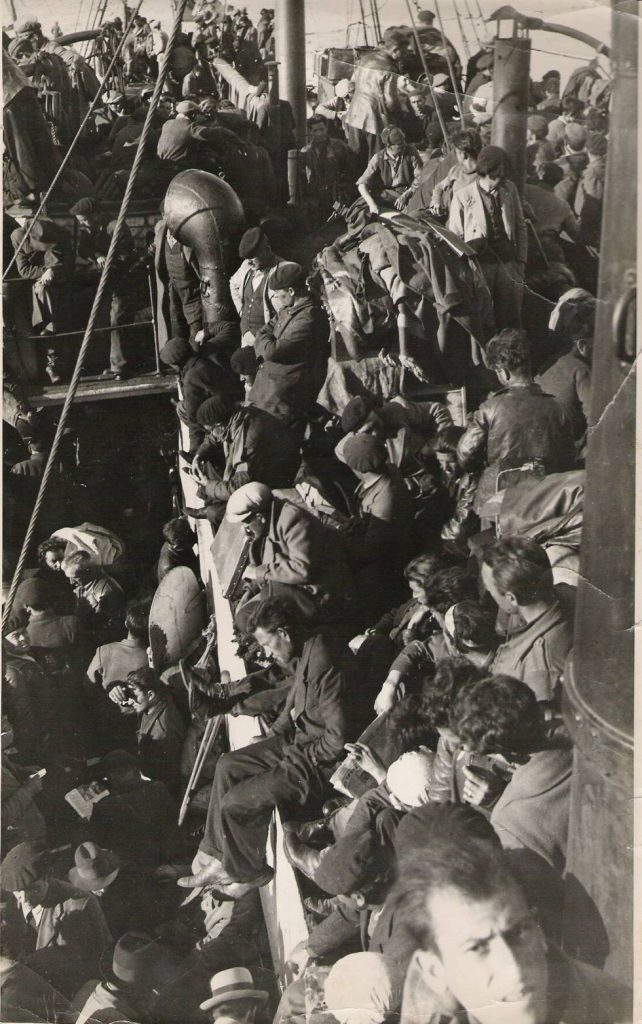 40 дни френските власти държат републиканците на борда на "Станбрук" без да им разрешат да слязат в Оран. Снимка: El Pais