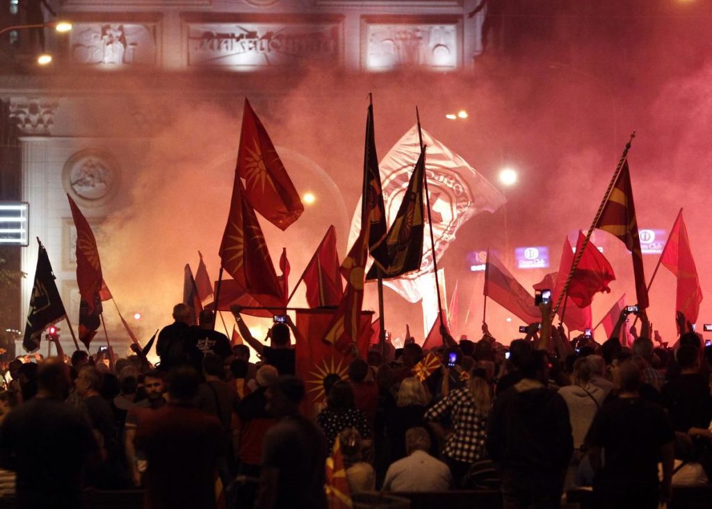 Момент от вчерашните протести в Скопие срещу договора за името Северна Македония. Снимка: МИА 