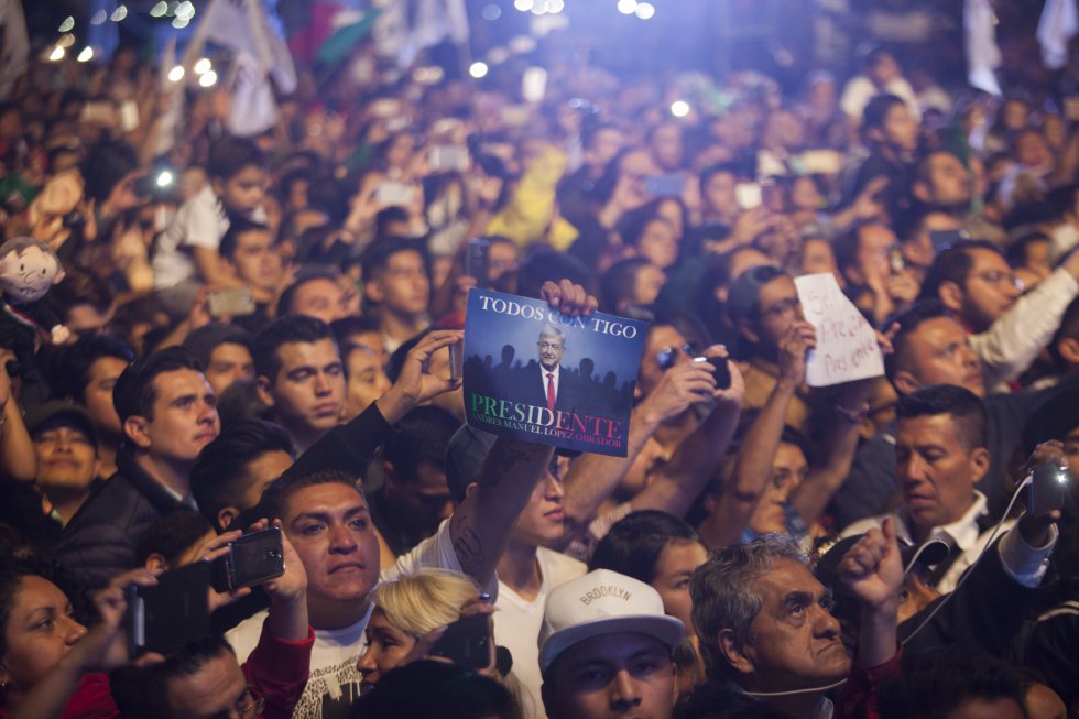 "Всички с теб, президенте", пише на малкия плакат издигнат от един от привържениците на Обрадор на митинга след победата му. Снимка: El Pais