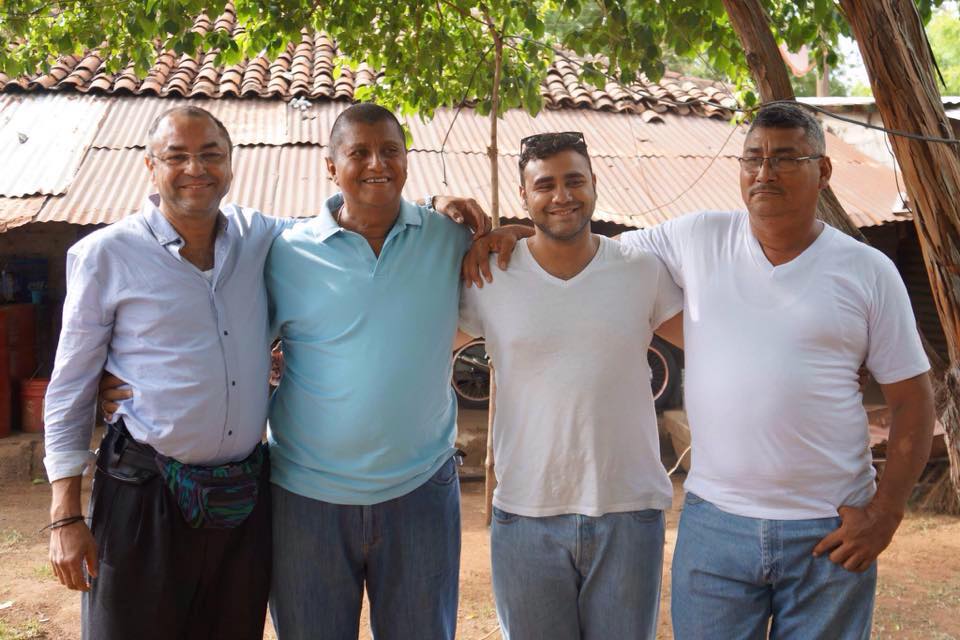 Всички мъже в семейство Бермудес са високи и снажни, както личи от тази снимка, направена в Никарагуа. На нея Алдо (крайният вляво) е с двамата си братя и със сина си (вторият отдясно). Снимка: Фейсбук