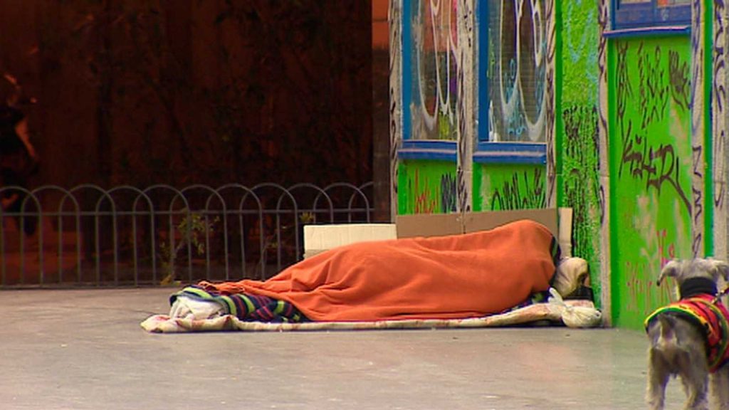 Бездомник спи на улица в Мадрид. Снимка: RTVE
