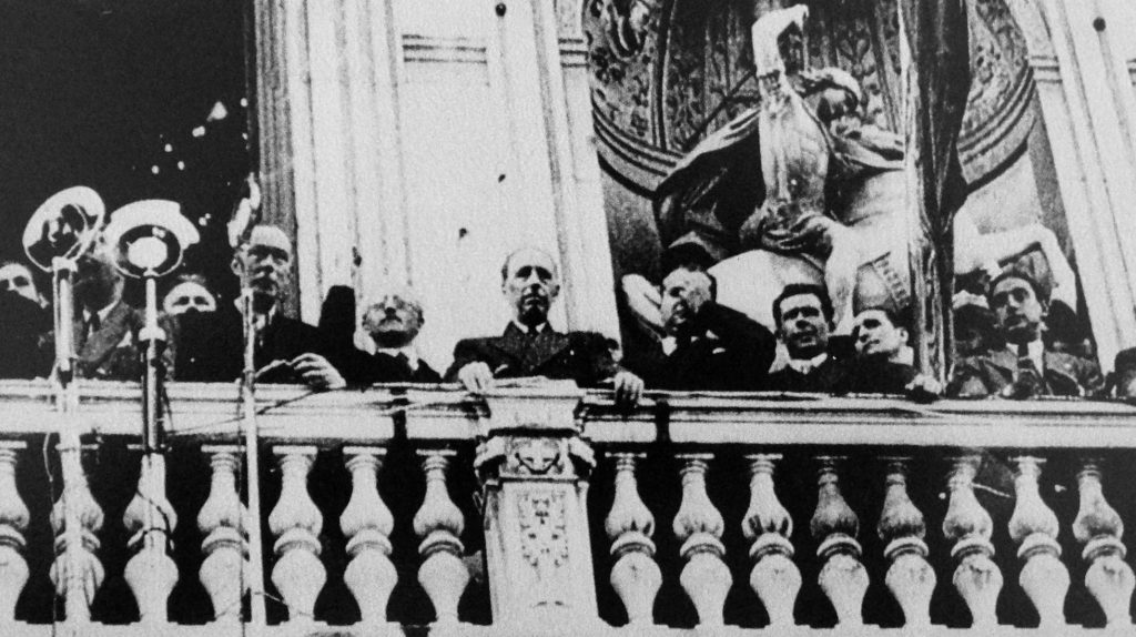Люис Компанис (в центъра) по време на републиканското управление провъзгласява независимостта на Каталуня. Снимка: El Pais