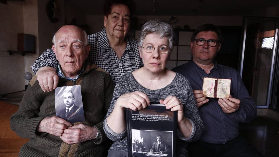 Това е семейството на разстреляния републиканец Мануел Лапеня, което иска да си прибере останките му от Долината на падналите, но не може, защото е невъзможно вече те да бъдат идентифицирани. Снимка: El Pais