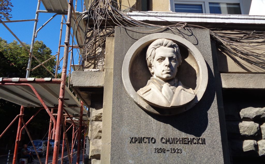 Барелефът на Христо Смирненски на едноименния софийски булевард, пресичащ площад "Журналист", точно около 120-годишнината на поета се оказа омотан в жици заради ремонта по съседство. Снимка: Къдринка Къдринова