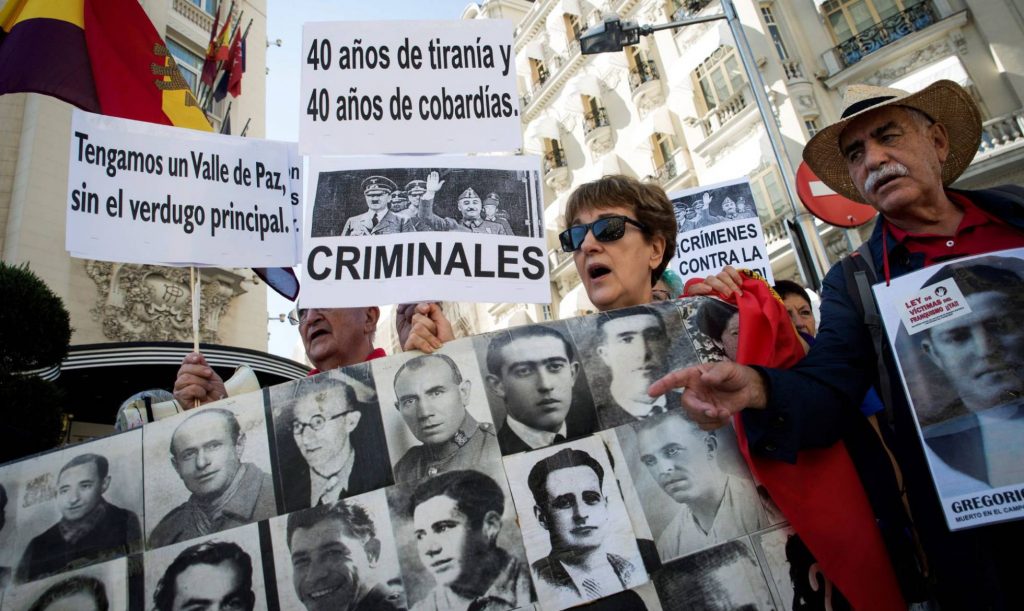 Семейства на репресирани от франкизма демонстрираха днес пред сградата на парламента в Мадрид. На един от плакатите пише: "Нека получим Долина на мира, без главния палач". Снимка: EFE