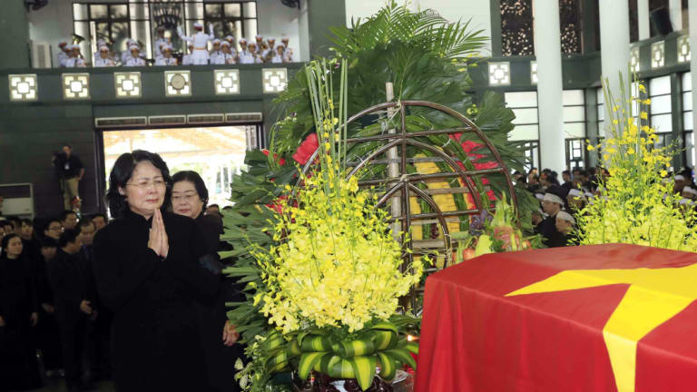 Почит към отишлия си държавен глава отдава временно поелата функциите му вицепрезидентка Данг Тхи Нгок Чин. Снимка: Canberra Times
