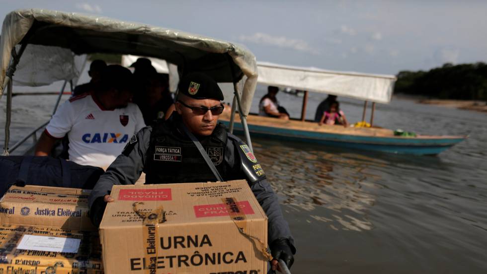 Електронните урни за вота бяха доставени още в събота и в най-труднодостъпните места из огромната Бразилия от полицаи. Снимка: El Pais