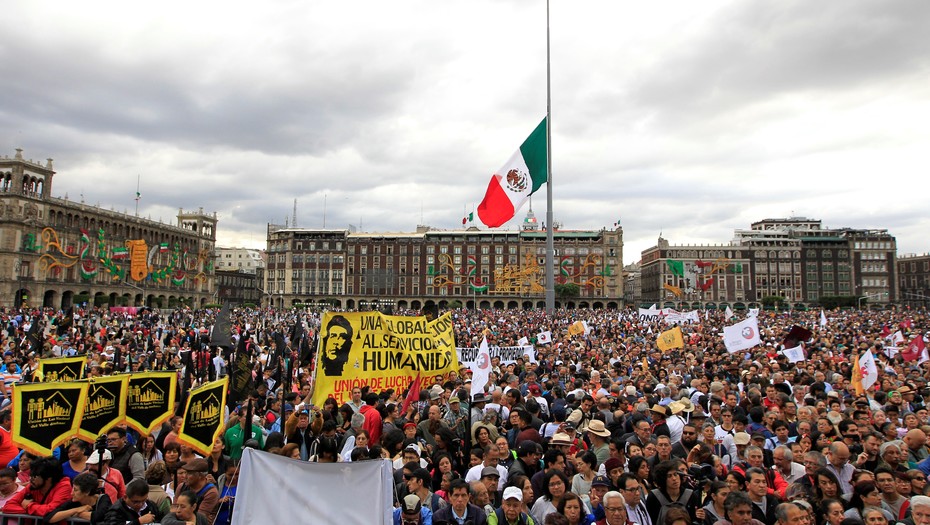 Заключителният митинг на възпоменанията за 50-годишнината от "клането от Тлателолко" се състоя на най-големия площад в мексиканската столица–"Сокало". Снимка: EFE 