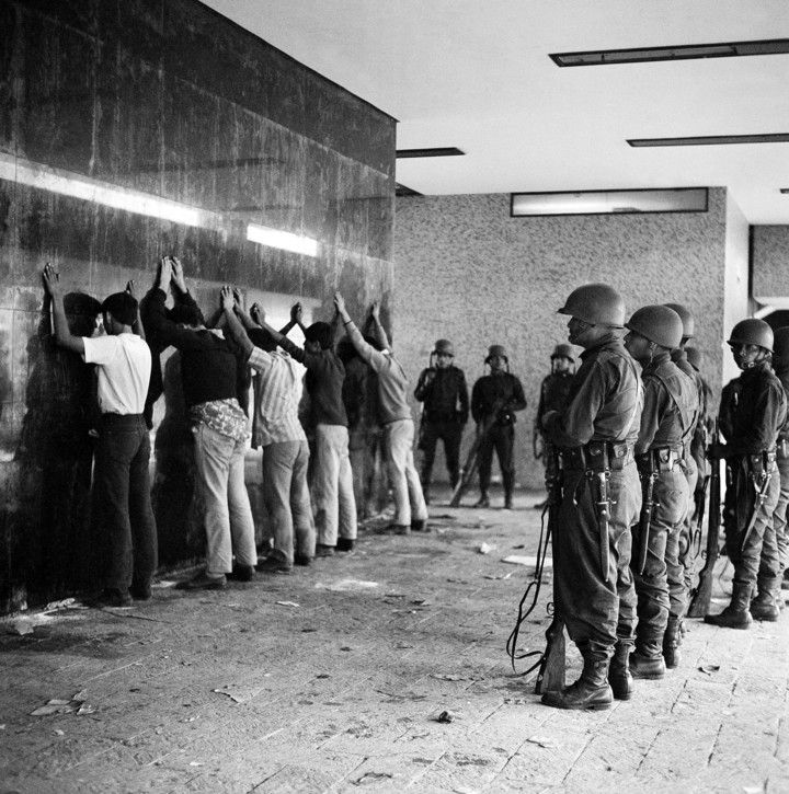 Арестите на студенти след клането на "Тлателолко" са масови. Снимка: Archivo UNAM