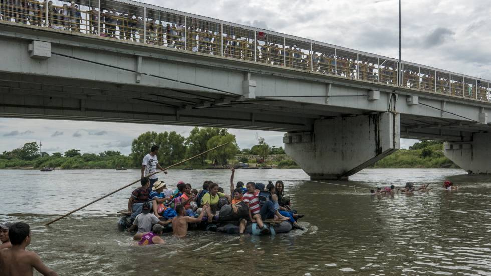 Част от участниците в шествието прекосиха граничната река Сучиате между Гватемала и Мексико на самоделни салове, докато останалите чакаха на мадръстения мост. Снимка: El Pais
