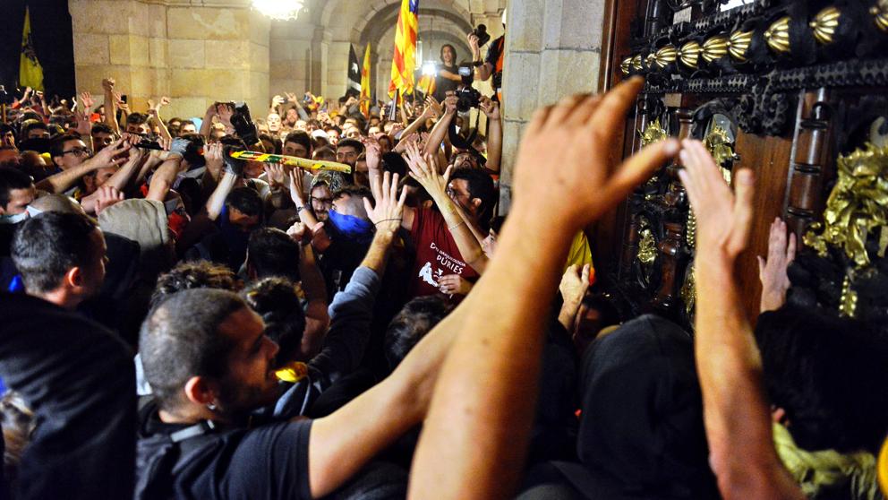 Около парламента в Барселона кипнаха бурни улични страсти вечерта на 1 октомври. Снимка: La Vanguardia