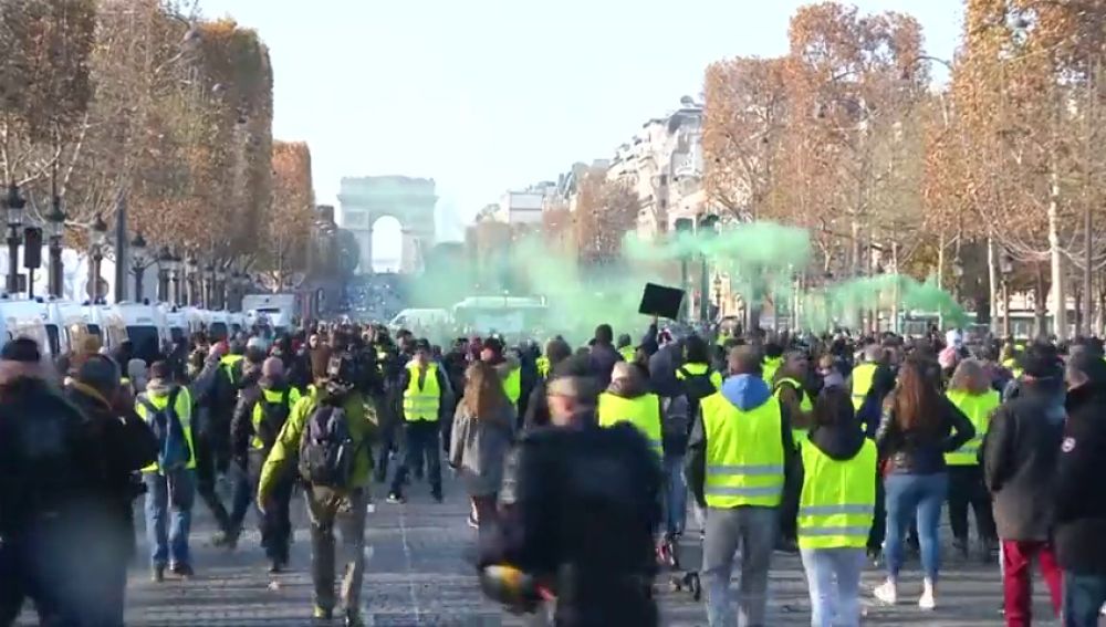 Голямата демонстрация на "жълтите жилетки" на 24 ноември пое по прочутия парижки булевард "Шанз Елизе". Снимка: antena3