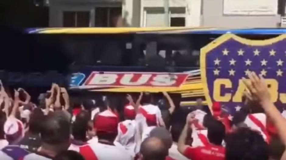 Момент от атаката на агитката на "Ривър Плейт" срещу автобуса на "Бока Хуниорс". Снимка: Mundo Deportivo