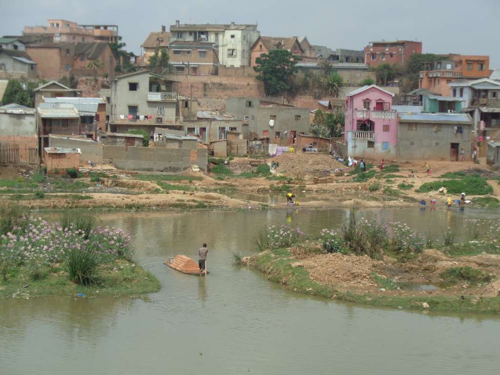 Мъж пренася на кануто си тухли по един от каналите в Антананариво. Снимка: Къдринка Къдринова