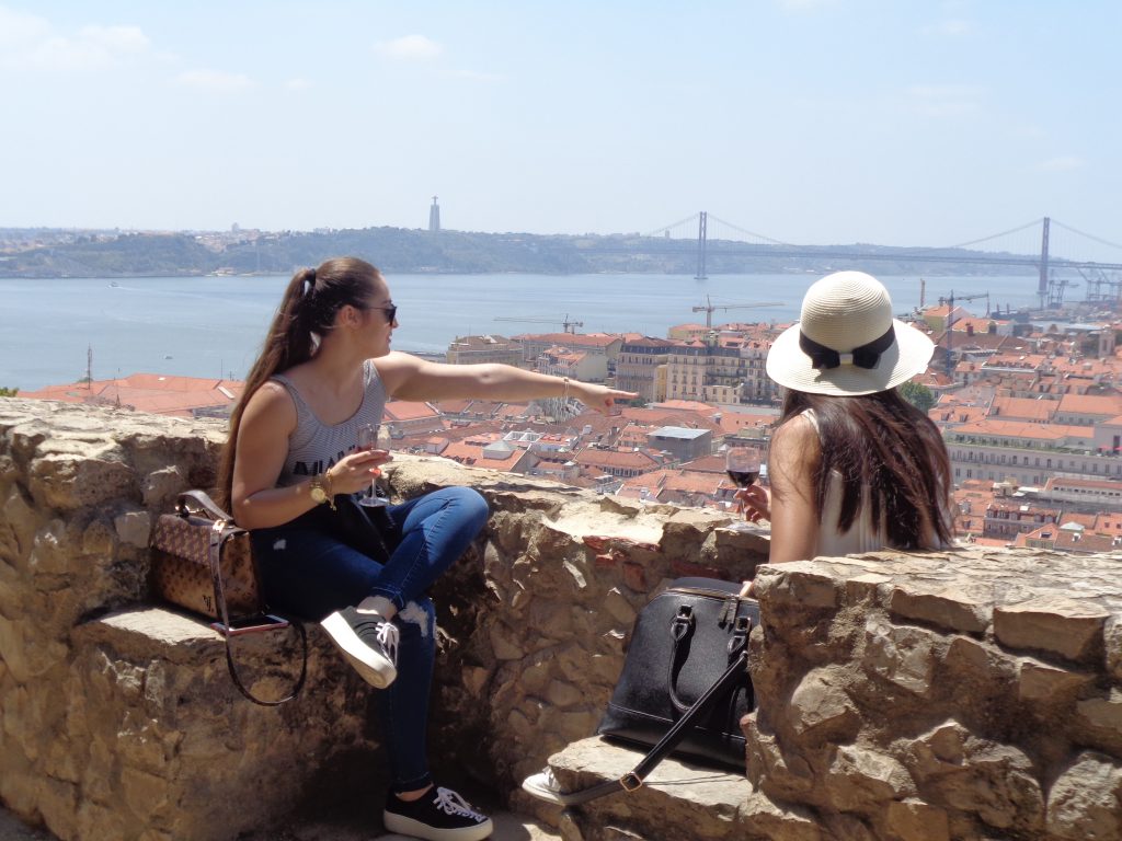 Прекрасни гледки към Лисабон и към река Тежу с моста "25 април" се откриват от крепостта "Сао Жоржи", кацнала на най-високия от седемте хълма, върху които е разположена португалската столица. Снимка: Къдринка Къдринова