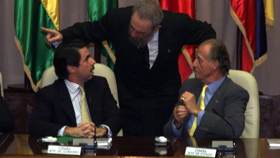 Напрегнат момент в общуването между Хосе Мария Аснар, Фидел Кастро и крал Хуан Карлос на Ибероамериканската среща в Хавана през ноември 1999 г. Снимка: El Pais