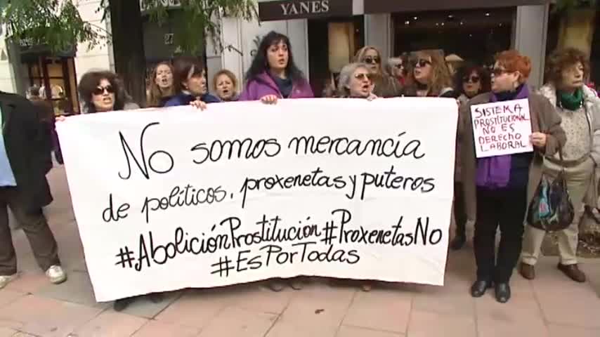 Феминистка демонстрация пред залата на съда с искане за забрана на проституцията и сводничеството. Снима: El Pais 