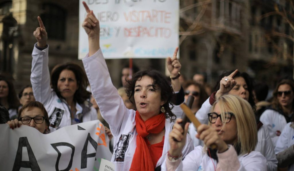 Участници в шествието на стачкуващите медици из центъра на Барселона. Снимка: El Pais