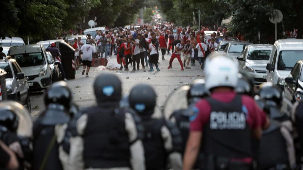 Агитка на "Ривър плейт" мята камъни по полицаите, които не смеят да се приближат. Снимка: El Pais