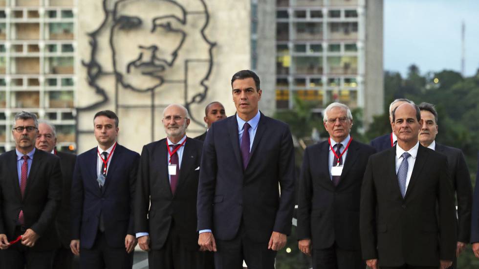 Испанската делегация начело с Педро Санчес поднася венец пред паметника на Хосе Марти на Площада на революцията. Отзад се вижда известната конструкция с портрета на Че Гевара. Снимка: EFE