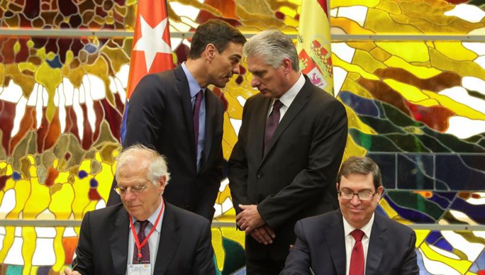 Педро Санчес и Мигел Диас-Канел разговарят, докато министрите им на външните работи Жозеп Борел и Бруно Родргес подписват меморандума за редовните политически консултации. Снимка: EFE