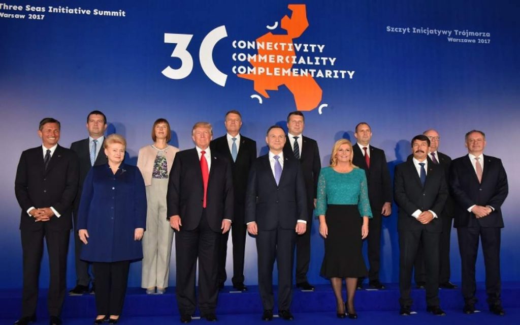 В срещата на върха на инициативата "Триморие" във Варшава през 2017 г. се включи и Доналд Тръмп. Радослав Радев е във втория ред, вторият отдясно. Снимка: total-croatia-news