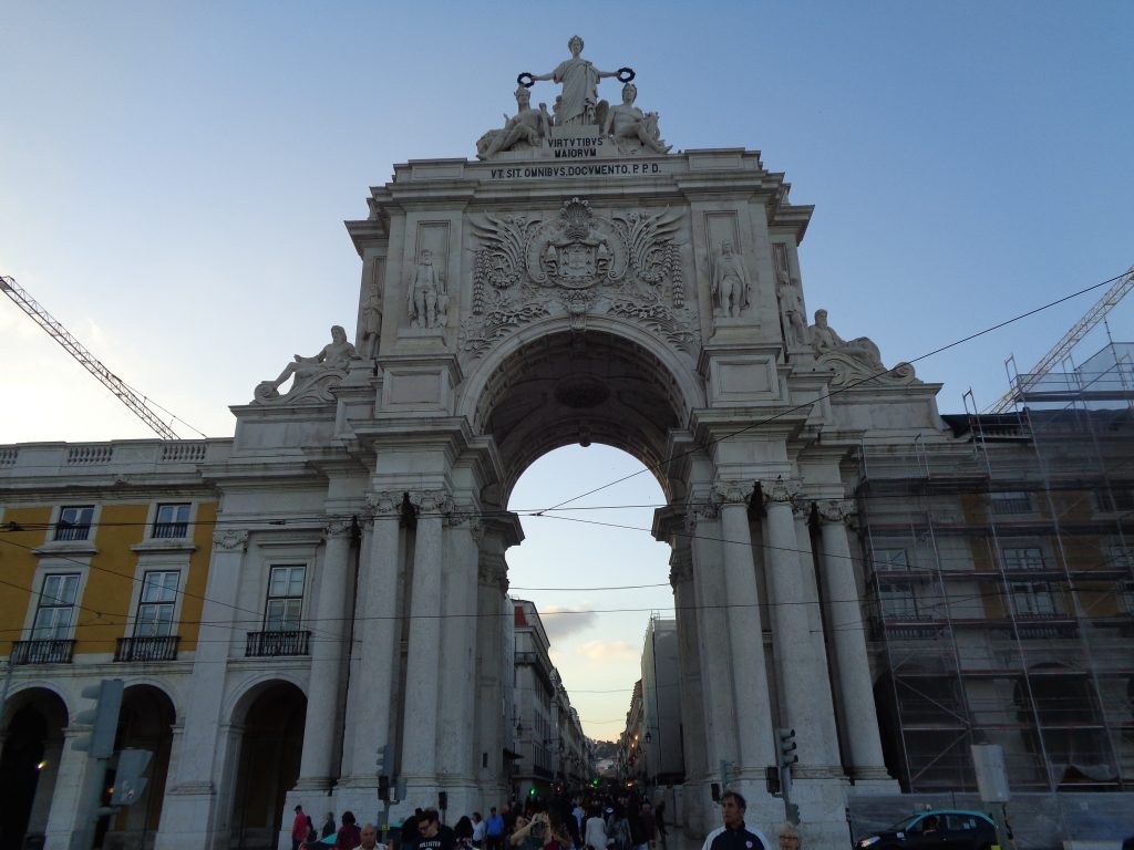 Край Триумфалната арка през която се минава от Площада на търговията към "Руа Аугуща" се извисяват кранове и скелета. Снимка: Къдринка Къдринова