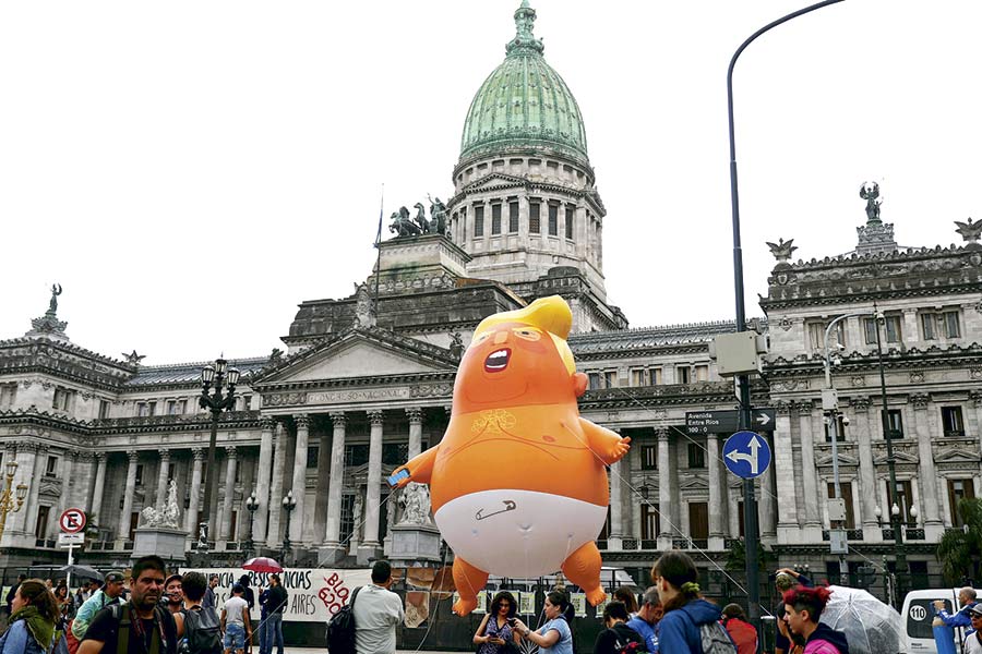 Балонът с "бебето Тръмп" бе издигнат пред Националния конгрес в Буенос Айрес точно в навечерието на срещата на Г-20. Снимка: EFE