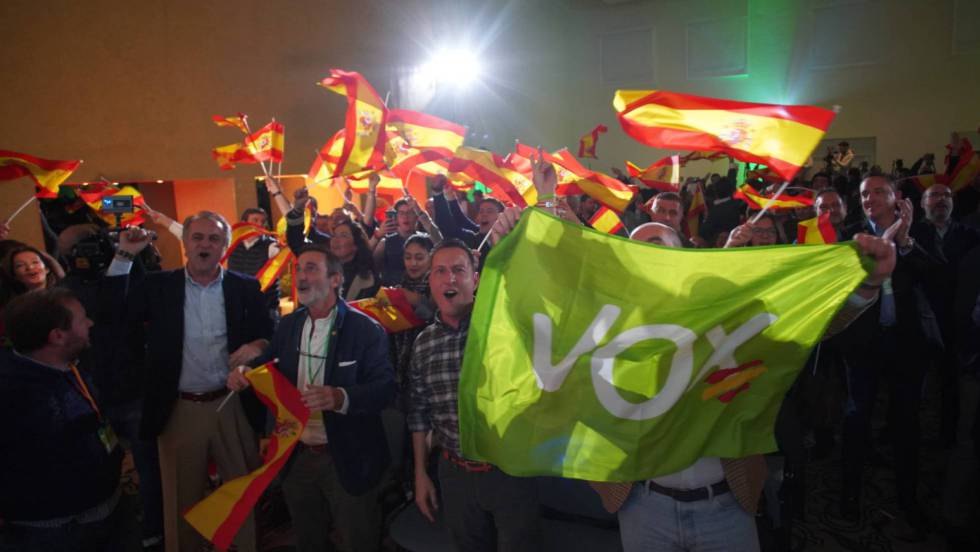Симпатизанти на Vox празнуват успешното представяне на партията на изборите в Андалусия. Снимка: EFE