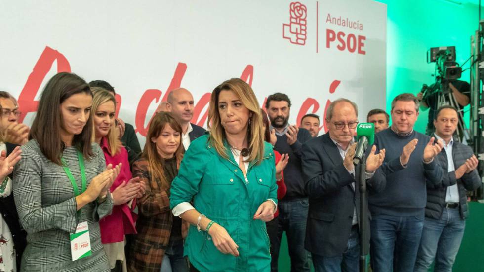 Сусана Диас (в средата, в зелено) заедно с други социалисти в Андалусия, сред като стават известни резултатите от иборите. Снимка: EFE