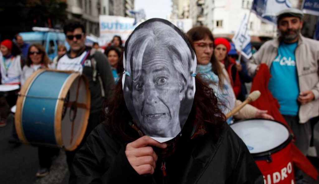 Вероятно и тази демонстрантка от Буенос Айрес с маската на шефката на МВФ Кристина Лагард би подкрепила конвенция за регулация на световните финансови пазари. Снимка: Resumen Latinoamericano