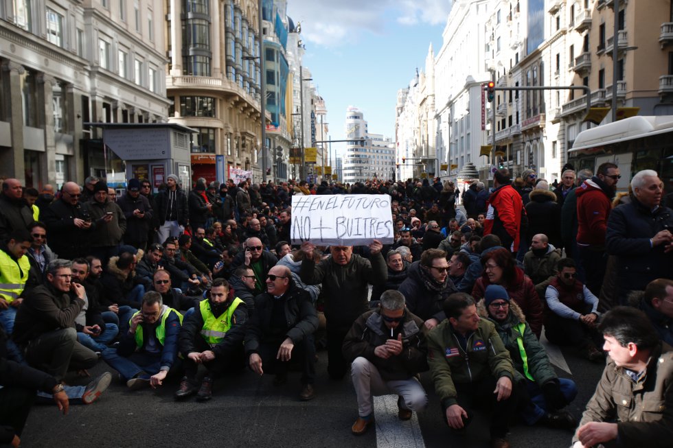 Стачкуващи шофьори на таксита блокираха улица "Гран Виа" в Мадрид и издигнаха лозунга: "В бъдеще–без лешояди". Снимка: El Pais