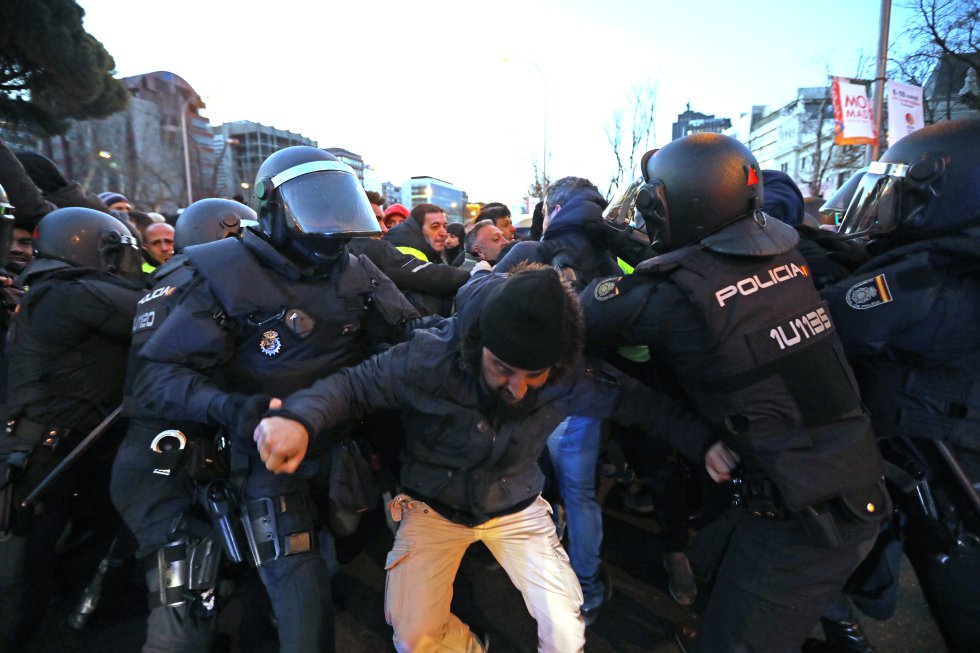 Полицаите приложиха сила към не желаещите да освобождават уличното платно шофьори. Снимка: El Pais