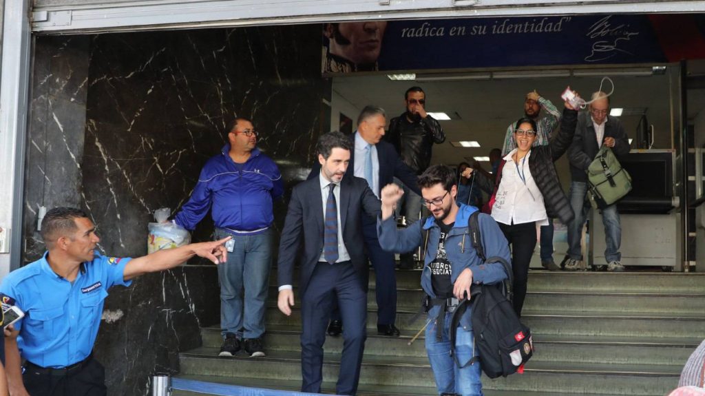 Хулио Навас, консулът на Испания в Каракас (с вратовръзката), придружи освободените на 31 януари по обед местно време Гонсало Домингес (на преден план), Маурен Барига (момичето с очилата и бялата блуза на втори план) и Леонардо Муньос (човекът, който се е хванал за главата, на заден план). Снимка: EFE