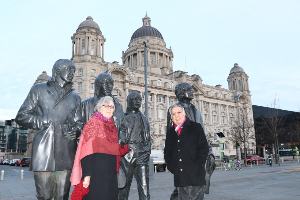 Катлийн и Амир Кърги пред памтетника на "Бийтълс" в Ливърпул. Снимка: El Pais