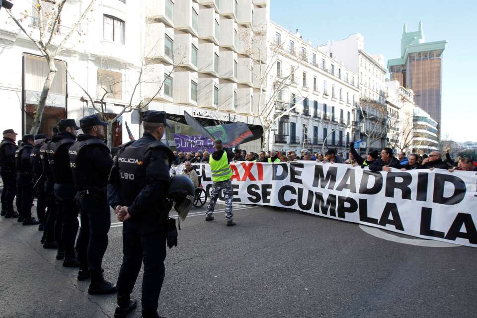 Таксиджии протестират пред централата на Народната партия в Мадрид. Неин представител е шефът на мадридската автономия Анхел Гаридо, който не откликва на исканията на стачниците. Снимка: EFE 
