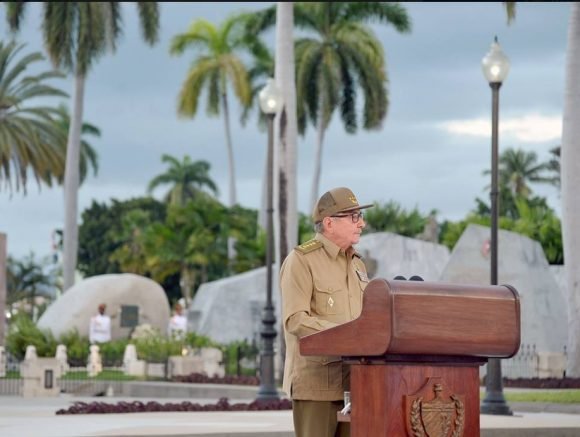 Раул Кастро произнася юбилейната си реч на 1 януари т.г. на церемонията в гробищния парк "Санта Ифигения" в Сантяго де Куба, където е погребан Фидел Кастро. Снимка: Cubadebate
