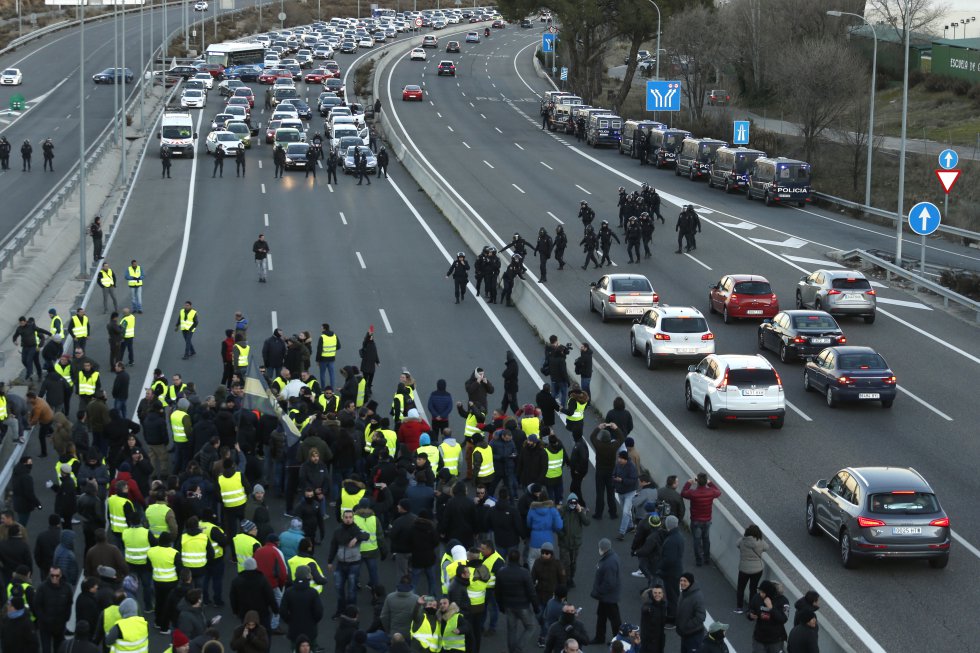 Група стачкуващи таксиджии блокират оживена пътна артерия в Мадрид. Снимка: El Pais