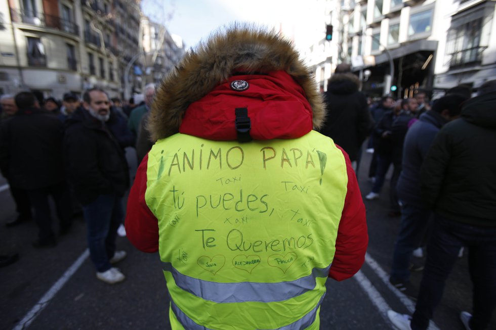 "Кураж, татко! Ти можеш!" -е написало детето на този стачкуващ шофьор на такси върху жълтата м жилетка. Снимка: El Pais