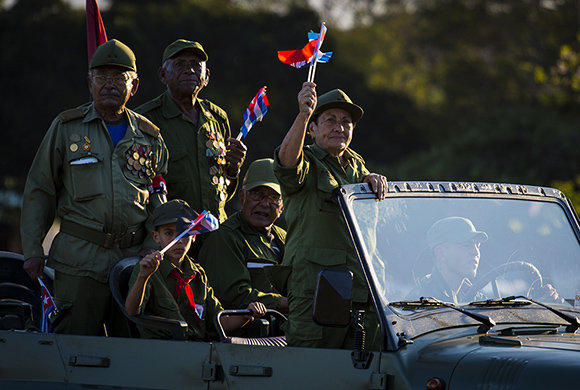 Начело на този джип знаменце размахва героинята на Куба, бригаден генерал от резерва Делса Естер (Тете) Пуебла. Снимка: Cubadebate
